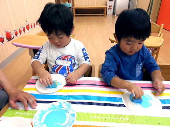 絵の具遊び